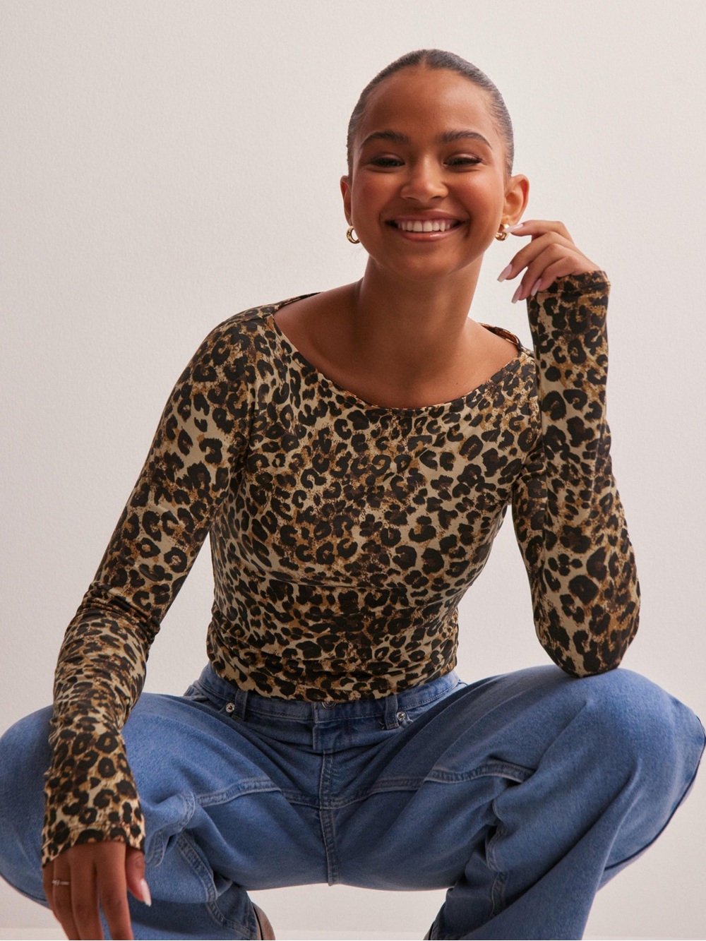 Long-Sleeve Leopard Print Crewneck Top - Brown